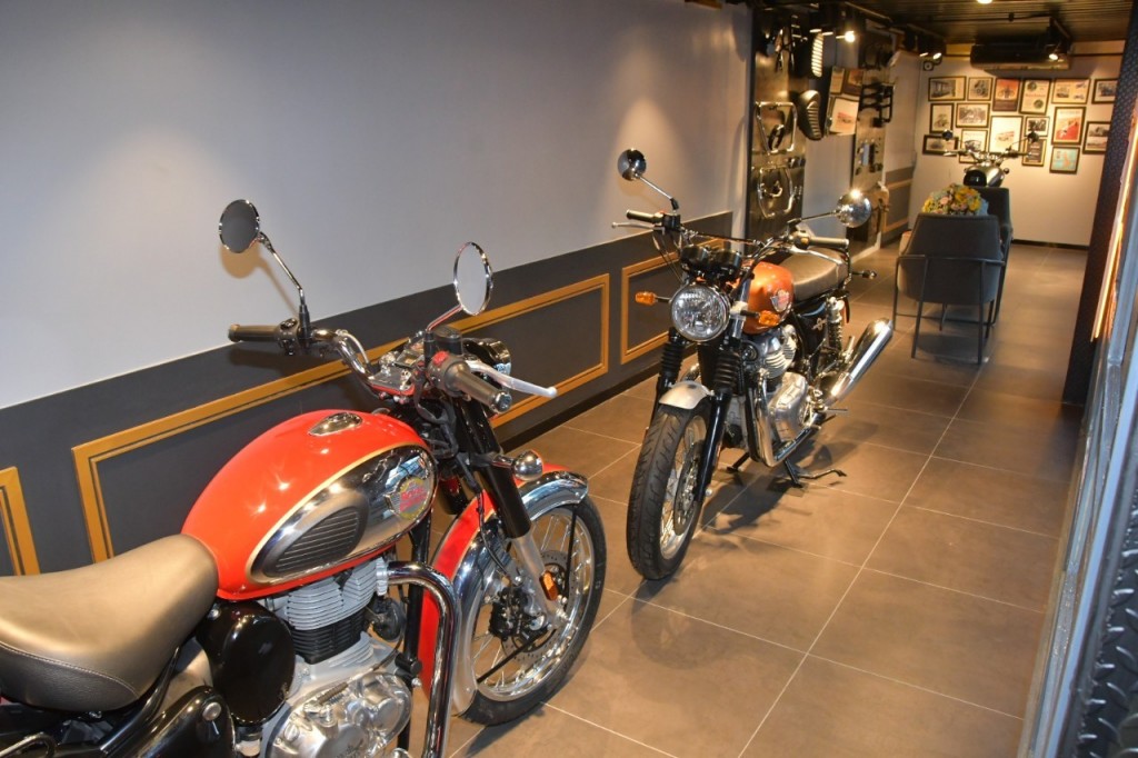 LINE_ALBUM_NEW SHOWROOM ROYAL ENFIELD_๒๒๐๙๒๒_3