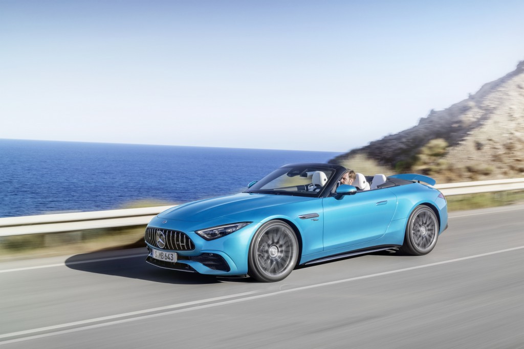 [Mercedes-AMG SL 43 Roer | Kraftstoffverbrauch kombiniert: 9,4-8,9 l/100 km | CO₂-Emissionen kombiniert: 214-201 g/km]* Exterieur: Hyperblau metallic; Interieur: Leder Nappa Style kristallweiß. // [Mercedes-AMG SL 43 Roer | fuel consumption combined: 9,4-8,9 l/100 km | CO₂-emissions combined: 214-201 g/km]* exterior: hyperblue metallic; interior: leather nappa style crystal white.