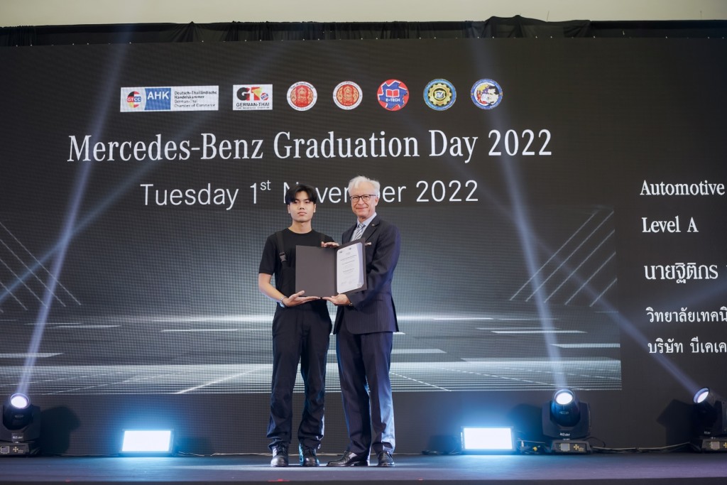 Mercedes-Benz awarded German certificates to technicians on Graduation Day (7)