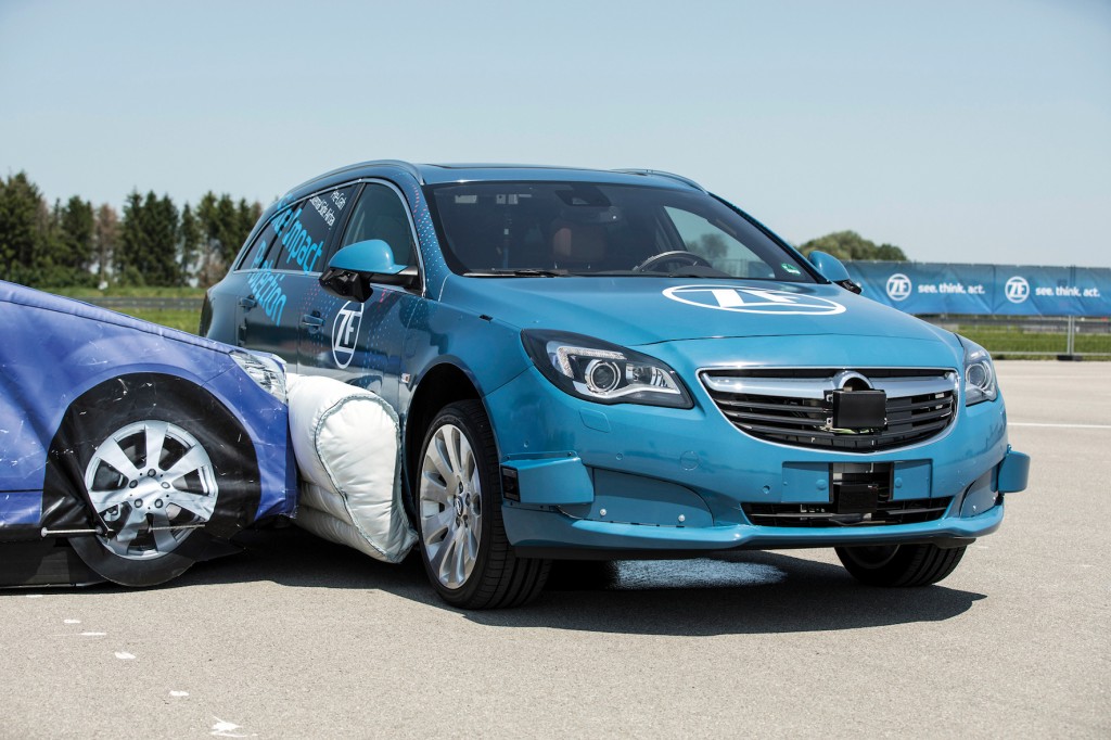 ZF, Side Impact Protection, Pre-Crash-System mit externem Seitenairbag