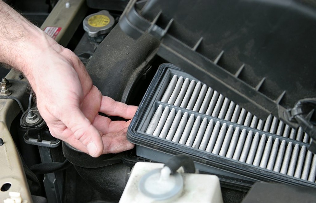 replace-engine-air-filter-extreme-1050x675