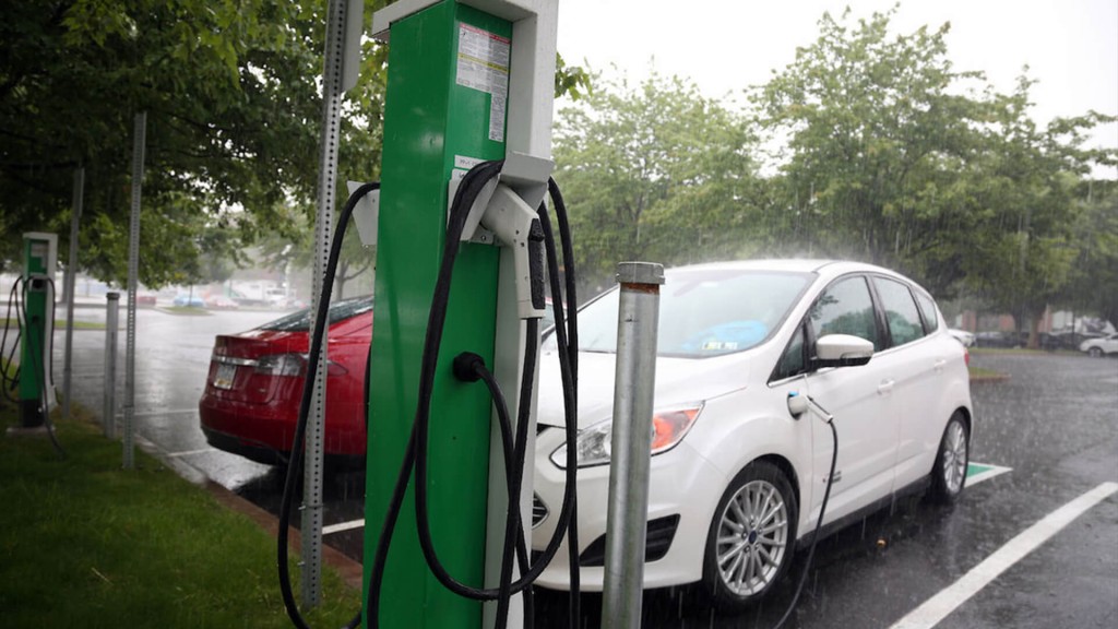 Electric-cars-charging-in-rainy-season1