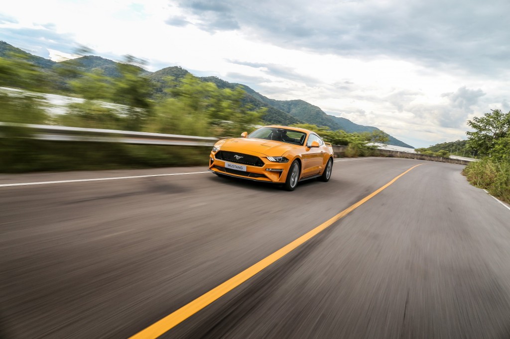 Ford Mustang Cyber Orange_1